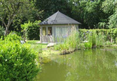 Idylle am Teich: Gartenpavillon Baltrum wird aufgebaut