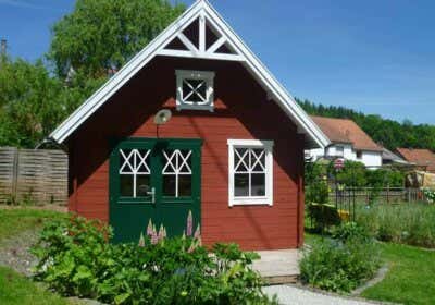 Schick und praktisch: Ein Schwedenhaus als Gerätehaus und Pflanzen-Winterquartier