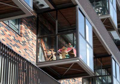 Balkon zum Wintergarten umbauen: So gehen Sie bei Planung bis Einrichtung vor